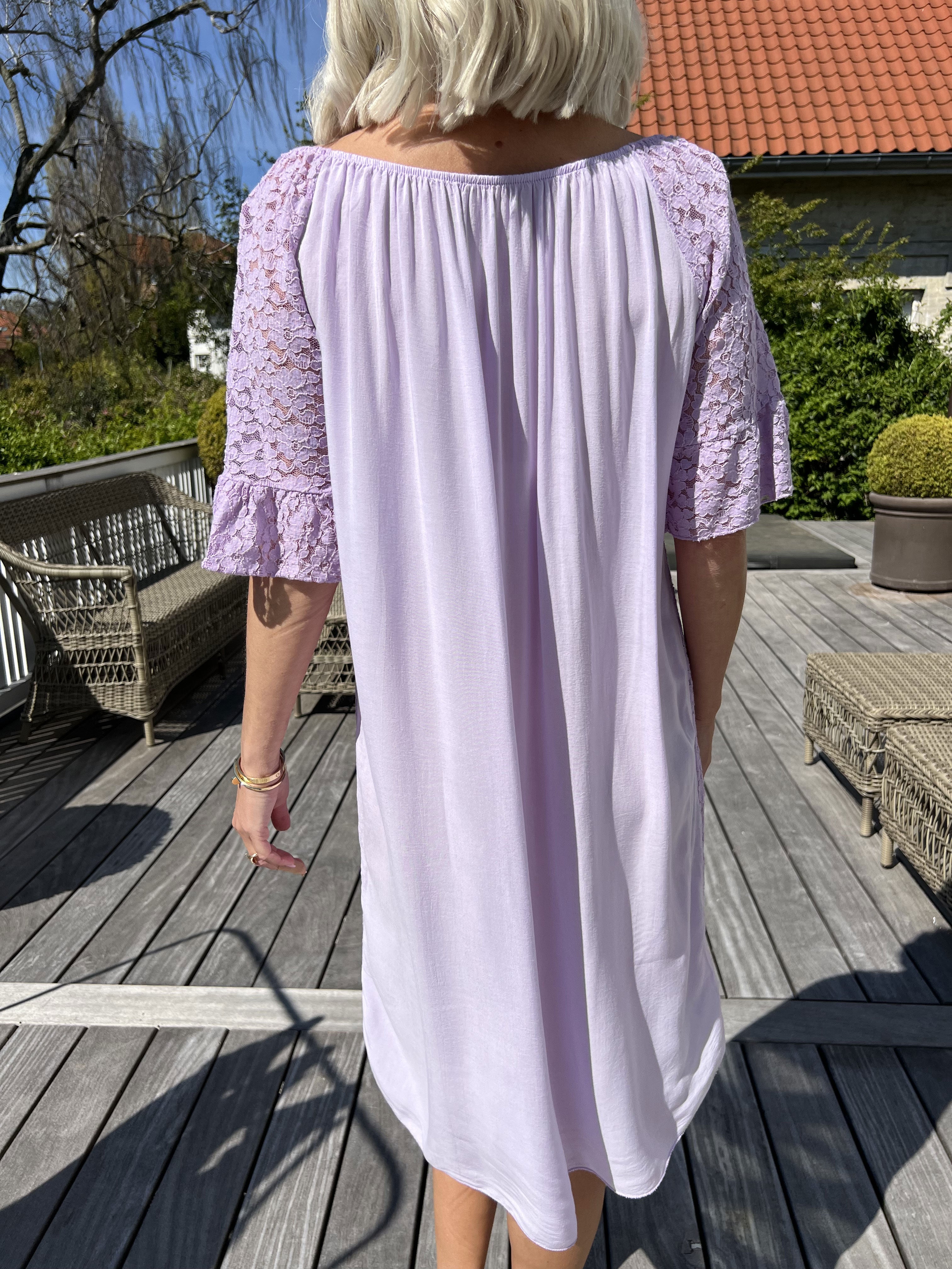 Arisha - Söt spetsklänning med resår i halsringning